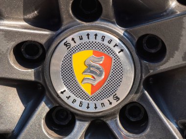 Saint-Petersburg, Rusya - 8 Haziran 2023: Porsche otomobilin merkez fındığı. Arabanın logosu Porsche tekerlekleri..