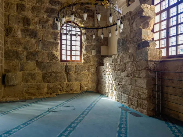 Antalya. Türkiye, 22 Şubat 2025; Cami içi ve insanlar camide namaz kılıyor. Antalya 'daki Mevlevi Manastırı, Dervişler Evi. Mevlevi Manastırının İçi. 