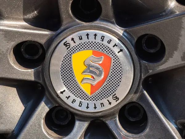 Saint-Petersburg, Rusya - 8 Haziran 2023: Porsche otomobilin merkez fındığı. Arabanın logosu Porsche tekerlekleri..