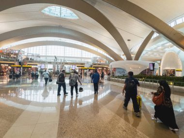 Dubai, BAE - 31 Mayıs 2024: Modern Uluslararası Havalimanı Abu Dabi yolcuları. Havaalanında yolcu bekleyen insanlar var..