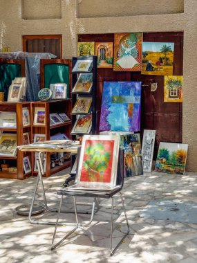 Dubai, BAE - 28 Mayıs 2024 Dubai çarşısı. Satılık tablolar. Sokaklarda sergilenen tablolar. 