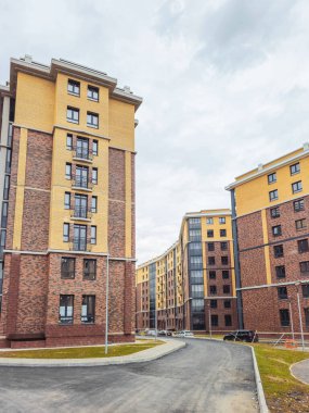 Gatchina. - Rusya. 31 Mart 2025: Yeni apartmanlar, modern komşuluk, inşaatın tamamlanması. Eve giden Paved yolu. Dikey görünüm.