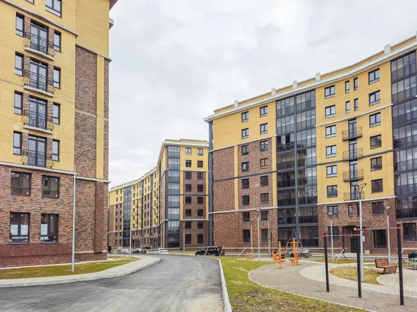 Gatchina. - Rusya. 31 Mart 2025, Paved Yolu. Yeni apartmanlar, modern komşuluk, inşaatın tamamlanması..