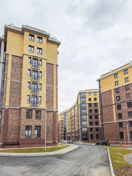 Gatchina. - Rusya. 31 Mart 2025: Yeni apartmanlar, modern komşuluk, inşaatın tamamlanması. Eve giden Paved yolu. Dikey görünüm.