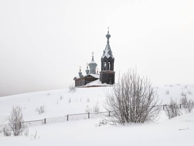 Kardaki ahşap şapelin kubbesi. Minimalist kış manzaralı antik ahşap kilise Peygamber Elijah 'ın Cherdyn' deki. 