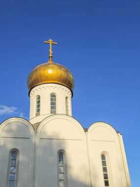 Beyaz Ortodoks Kilisesi 'nin dikey alttaki görüntüsü. Açık mavi gökyüzüne karşı parlak, parlak bir kubbe. Pimen Ugreshsky Tapınağı Dzerzhinsky, Moskova.