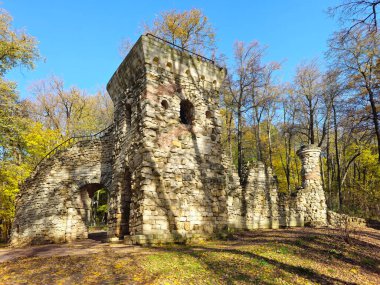 Kule harabesi. Moskova, Tsaritsyno parkında güneşli bir sonbahar günü. 