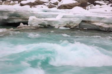 Bulanık su. Fırtınalı turkuaz nehir hareket halinde. Kış nehri, doğal arka plan.