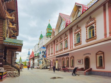 Moskova, Rusya - 06 Mayıs 2024: Izmailovsky Kremlin, Moskova. Izmailovo 'daki Kültür ve Eğlence Kompleksi. Popüler turist eğlencesi. Kendi işleriyle meşgul personelle avluda.