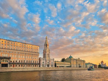 Moskova, Rusya - 11 Temmuz 2024: Sofiyskaya seti gün batımında Moskova 'da. Kümülüs bulutlu çok güzel bir akşam gökyüzü. Moskva Nehri boyunca bir nehir tramvayı yelken açar.