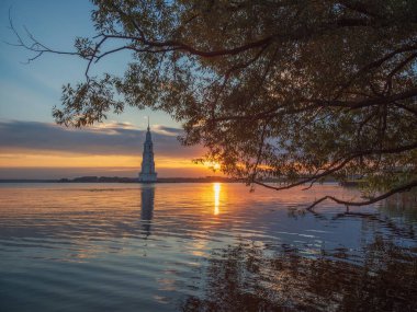 Kalyazin Çan Kulesi, minimalist gün doğumu manzaralı. Adadaki çan kulesinin üstünde sersemletici bir gün doğumu. Kalyazin, Rusya 'da Volga nehrindeki ortodoks kilisesini sular altında bıraktı. Volga nehri boyunca dolaşın.. 