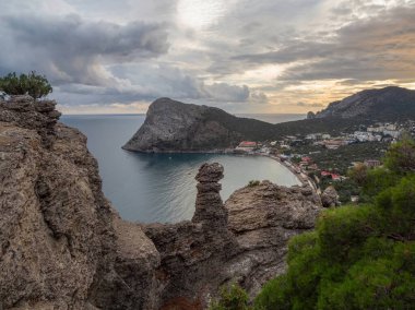 Gün batımında Kırım 'daki Sokol Dağı' nda. Karadeniz kıyısındaki kasaba. Sudak ve Novy Svet, Cape Meganom, körfezler ve sonsuz deniz manzarası.