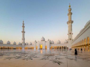 Abu Dabi, BAE - 30 Mayıs 2024: Abu Dabi, BAE akşamında Büyük Cami. Şeyh Zayed Büyük Cami bir mimari başyapıt, zarafet ve maneviyat senfonisidir..