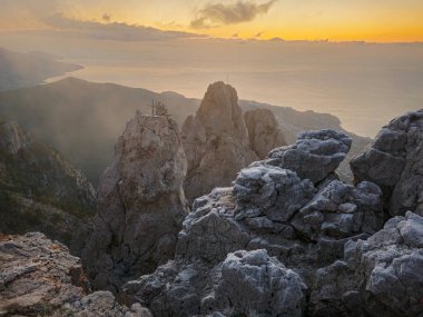 Ai-Petri dağı yaylası. Sabah büyük taştan bir dağ. Resmedilmeye değer kayalıklı doğal manzara