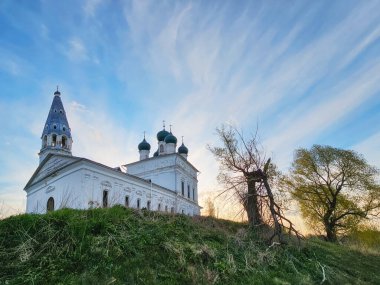 Şafakta kırsal ilkbahar manzarası. 1783 'te Kazan İkon Kilisesi' nde. Yaroslavl bölgesi, Rus iç bölgesi.