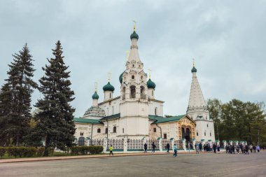 Yaroslavl, Rusya - 9 Mayıs 2024: Tapınağın önündeki hacılar. Yaroslavl 'daki Hz. Elijah Kilisesi. Rusya 'nın Altın Yüzüğü. İlkbahar. 