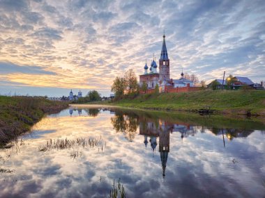 Sabahın erken saatlerinde antik manastıra bakan muhteşem bir manzara. Duyuru Katedrali. Dunilovo, Ivanovo bölgesi. Rusya 'nın Altın Yüzüğü
