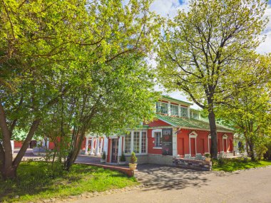 Moskova, Rusya, 5 Mayıs 2024: Tsaritsyno malikânesi. Tsaritsyno Park 'taki restoran. Güzel güneşli bahar havası, şehir parkı.
