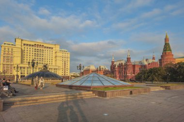 Moskova, Rusya - 11 Ekim 2024: Four Seasons Hotel ve Moskova 'daki Manezhnaya Meydanı' ndaki kubbe. Gerçek şehir hayatı. İnsanlar akşamları yürüyorlar..