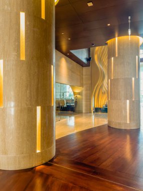 Abu Dabi, BAE - 31 Mayıs 2024: Modern ve parlak iç mermer dekorasyon. Abu Dabi 'deki Emirlik Sarayı' nın lüks altın iç mekanı, dikey manzara..