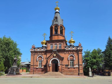 Barnaul, Rusya - 12 Haziran 2025: St. Nicholas Kilisesi, Barnaul 'daki Ortodoks Kilisesi. Kilise kırmızı tuğladan yapılmıştır.. 