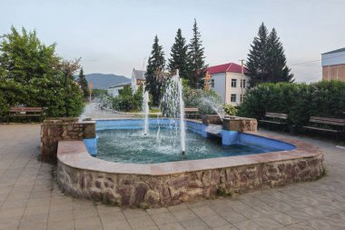 Ust-Koksa Altai Cumhuriyeti 'ndeki çeşme, akşam parkı. Bölge merkezindeki şehir parkı.