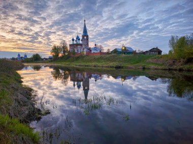 Sabahın erken saatlerinde antik manastıra bakan muhteşem bir manzara. Duyuru Katedrali. Dunilovo, Ivanovo bölgesi. Rusya 'nın Altın Yüzüğü