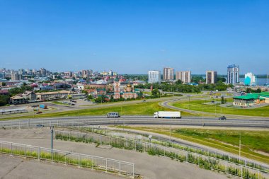 Barnaul, Rusya - 12 Haziran 2025: Modern bir şehir manzarası, yeni bir mahalle şehir geçmişi. Barnaul, Rusya.