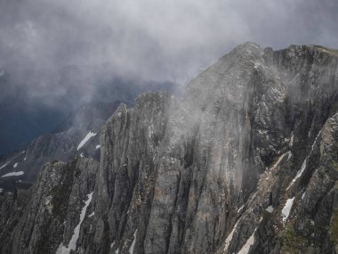 Dev kayalık dağların arasında dramatik bir sis. Alçak bulutlar ve güzel kayalar. Sis içindeki dağlar. Kasvetli bir geçmişi var. Karanlık ve soğuk. Sihirli manzara.