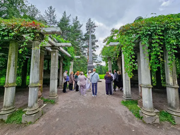Puşkin, Rusya - 16 Ağustos 2025: Turizm sezonu. Bir grup turist tarafından tarihi parkta rehberli bir tur. Güzel bir yaz günü. Tsarskoye Selo 'daki Catherine Park.