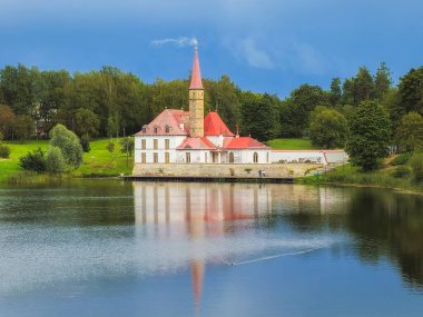 Manastır Sarayı, gölün mavi sudaki yansıması. Deniz kenarında Malta Sarayı olan güzel bir manzara. Gatchina.
