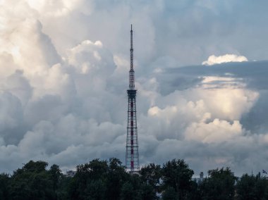 St. Petersburg 'da gün batımında bulutlu bir günde Rusya' da bir televizyon kulesinin silueti..