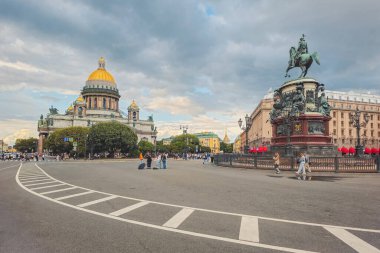 Saint-Petersburg, Rusya - 23 Ağustos 2025: St. Isaac Meydanı. St. Petersburg 'da. I. Nicholas ve Aziz Isaac Katedrali anıtı. Turizm sezonu, turistik yerler, yürüyen insanlar.