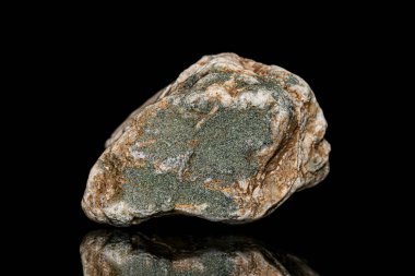 Kuvars taşının üzerinde yeşil klorit mineral kapağı