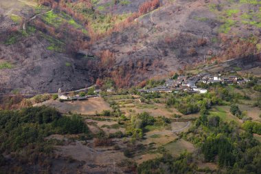 Temmuz 2022 'de, kayıtlardaki en kuru ve en sıcak yazlardan birinde, Lugo, Galiçya' daki Serra do Courel 'de iki hafta süren yıkıcı bir yangın yaşandı. Yüksek ekolojik değeri olan ve aynı zamanda UNESCO Geopark olan bir yer. Bariz yıkıma rağmen