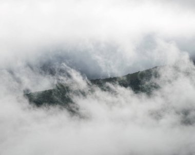 Cervantes Lugo Galiçya 'daki Ancare Dağları' nda yoğun sislerin arasında bir pencere açılıyor.
