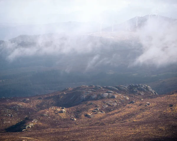 アバディン ガリツィアのシストラル山脈の霧の間の花崗岩の風景と泥炭の袋 — ストック写真