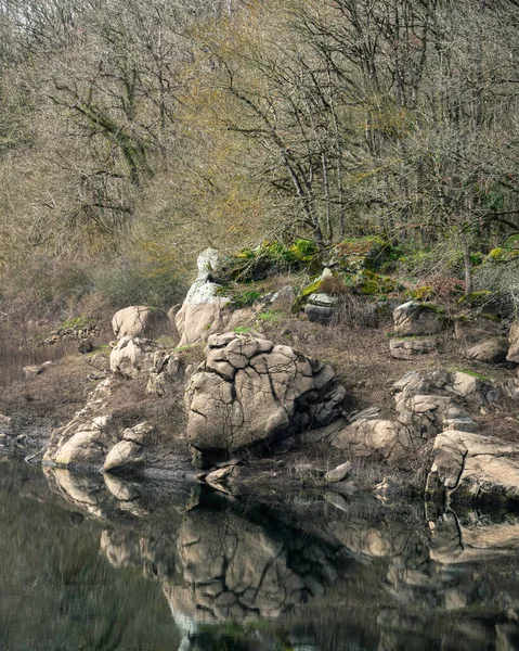 강둑에 바위는 루고갈리시아 근처에 남자의 — 스톡 사진