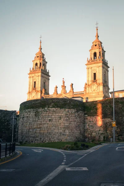 Den Romerska Muren Lugo Och Dess Romanska Katedral Upplyst Kvällsljuset — Stockfoto