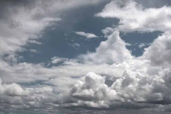 Fascinante Paisaje Nuboso Cumulonimbus Cirrus Nubes Contra Cielo Azul Brillante Fotos De Stock