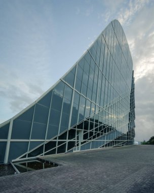 Cidade da Cultura Santiago de Compostela Galicia Galicia 'daki bir binanın mimari ve cam cephesinde tuhaf bir dalgalanma.