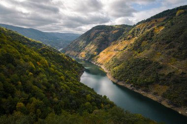Sil Nehri, Ribeira Sacra 'da Lugo ve Ourense eyaletlerini Sober ve Castro Caldelas Galiçya arasında ayırır.