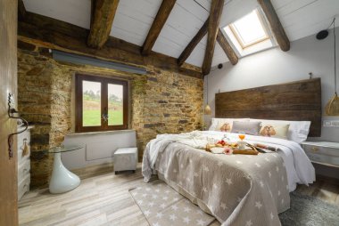 Tavanda ahşap kirişler ve Galiçya 'da bir kırsal evde alışılmadık bir yatak odasının kapılarında eski parçalar.