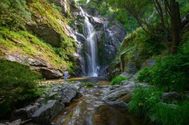Işığın suyla oynayışını ve Silleda Pontevedra, Galiçya 'daki Toxa şelalesinin ihtişamını düşünüyorum.