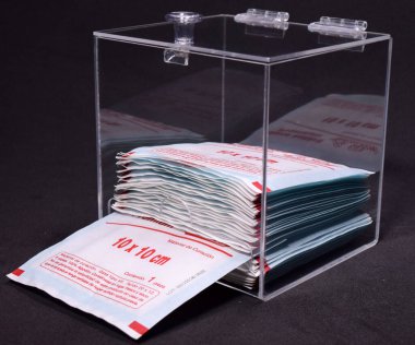 DİPENSADOR CUADRADO ACRILICO TRANSPARENTE PARA GASAS CON TAPA