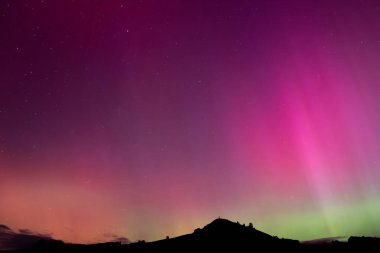 Aurora Australis, Palmerston, Otago 'daki Puketapu Dağı' nın üzerinde. Palmerston, Yeni Zelanda 'nın Güney Adası' nda yer almaktadır.. 