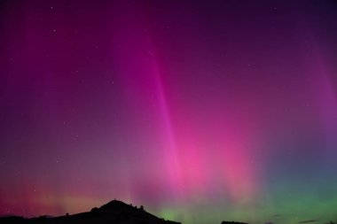 Aurora Australis, Palmerston, Otago 'daki Puketapu Dağı' nın üzerinde. Palmerston, Yeni Zelanda 'nın Güney Adası' nda yer almaktadır.. 