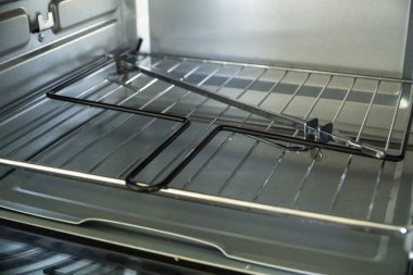 Koltuk üstü konveksiyon fırınının içi. Kablo askısı ve kırıntı tepsisi de dahil olmak üzere aksesuarları kapat.