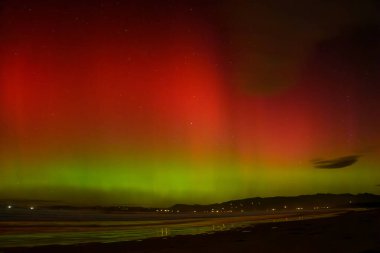 Aurora Australis, 1 Haziran 2025 'te Yeni Zelanda' daki Waikouaiti Sahili 'nden fotoğraflandı. Güney Işıkları olarak da bilinir. Waikouaiti plajı Aotearoa NZ Güney Adası 'nın doğu kıyısında yer almaktadır..