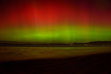 Aurora Australis, 1 Haziran 2025 'te Yeni Zelanda' daki Waikouaiti Sahili 'nden fotoğraflandı. Güney Işıkları olarak da bilinir. Waikouaiti plajı Aotearoa NZ Güney Adası 'nın doğu kıyısında yer almaktadır..